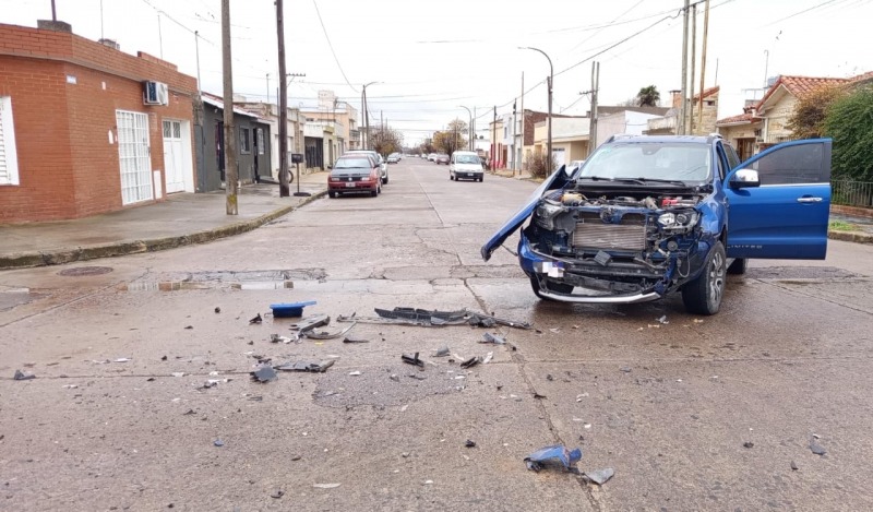 Fuerte choque entre un cami�n y una camioneta: sin heridos